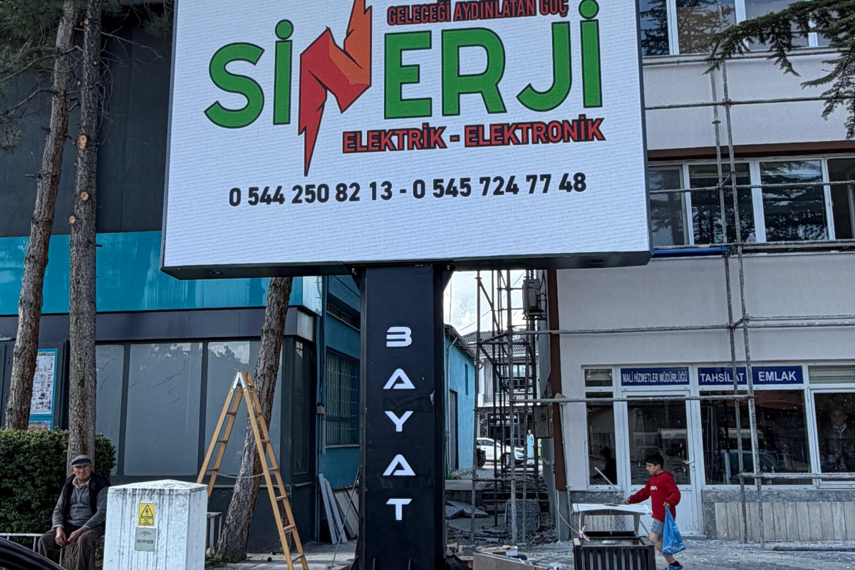 yüksek parlaklık, geniş renk yelpazesi ve modüler yapıları sayesinde görsel iletişimin en güçlü araçlarından biridir. Hem iç mekân (indoor) hem de dış mekân (outdoor) koşullarına uyum sağlayabilen bu sistemler, gün ışığında bile net, canlı ve dikkat çekic